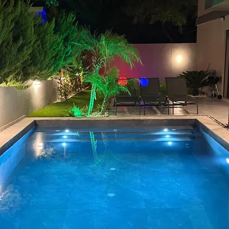 Sueper Vip Havuzlu Muestakil Odalar Banyolu