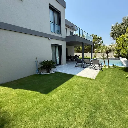 فيلة Sueper Vip Havuzlu Muestakil Odalar Banyolu