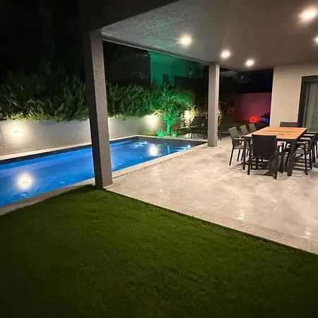 Βίλα Sueper Vip Havuzlu Muestakil Odalar Banyolu Çeşme