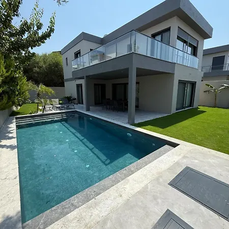 Sueper Vip Havuzlu Muestakil Odalar Banyolu