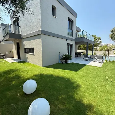 Sueper Vip Havuzlu Muestakil Odalar Banyolu Çeşme