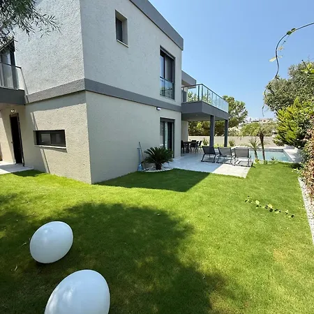 Sueper Vip Havuzlu Muestakil Odalar Banyolu Çeşme