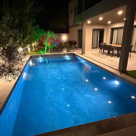 Sueper Vip Havuzlu Muestakil Odalar Banyolu