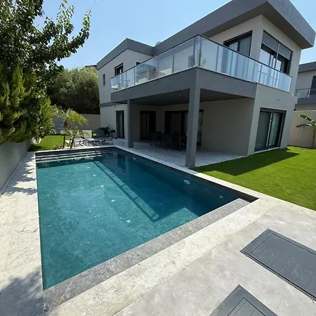 Sueper Vip Havuzlu Muestakil Odalar Banyolu 别墅