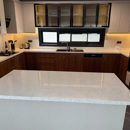 Sueper Vip Havuzlu Muestakil Odalar Banyolu 别墅 Çeşme