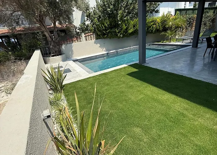 Sueper Vip Havuzlu Muestakil Odalar Banyolu Çeşme