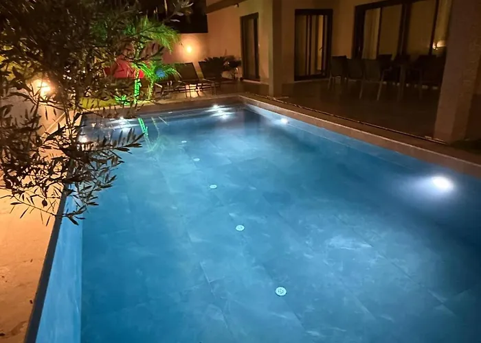 Sueper Vip Havuzlu Muestakil Odalar Banyolu Βίλα *