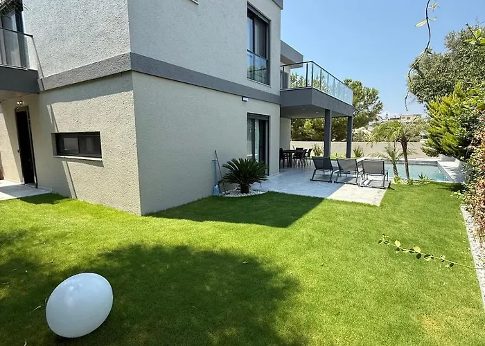 Sueper Vip Havuzlu Muestakil Odalar Banyolu Çeşme