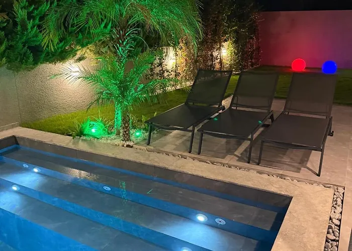 Sueper Vip Havuzlu Muestakil Odalar Banyolu