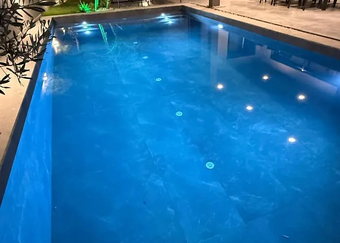 Sueper Vip Havuzlu Muestakil Odalar Banyolu